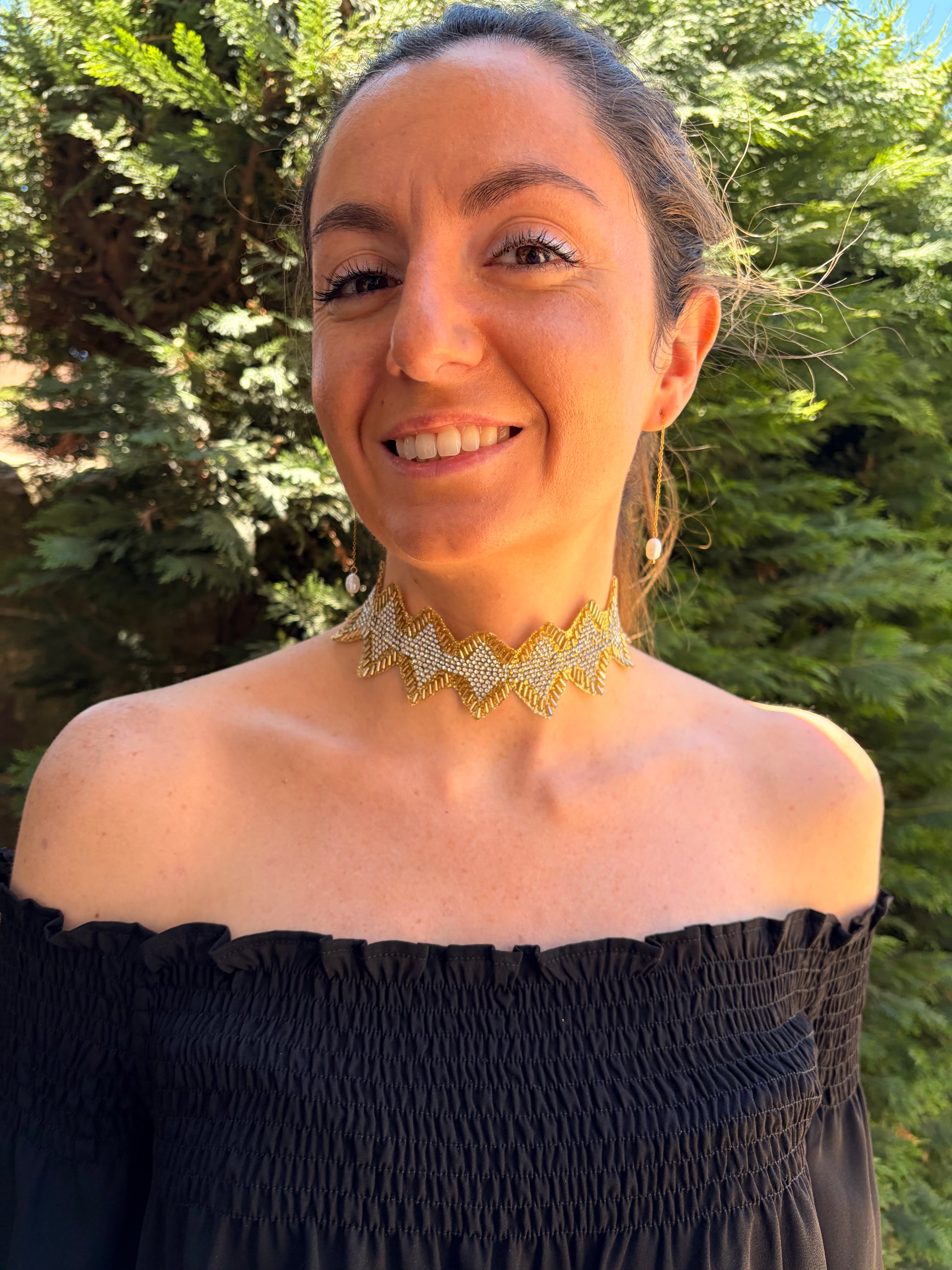 Choker en color dorado con circonitas blancas y cierre de acero inoxidable ajustable.