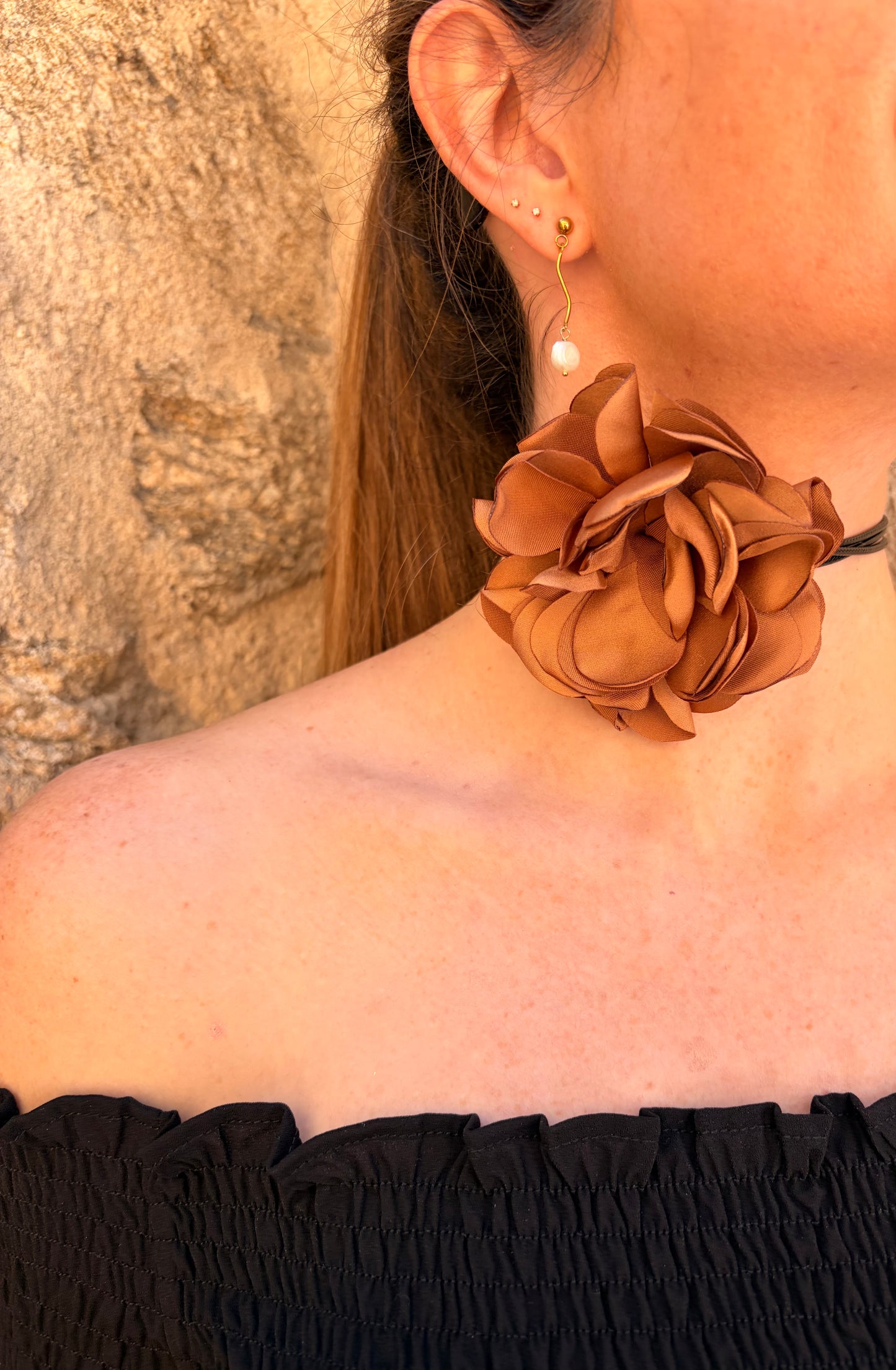 Choker con flor de tela en color marrón champagne ajustable