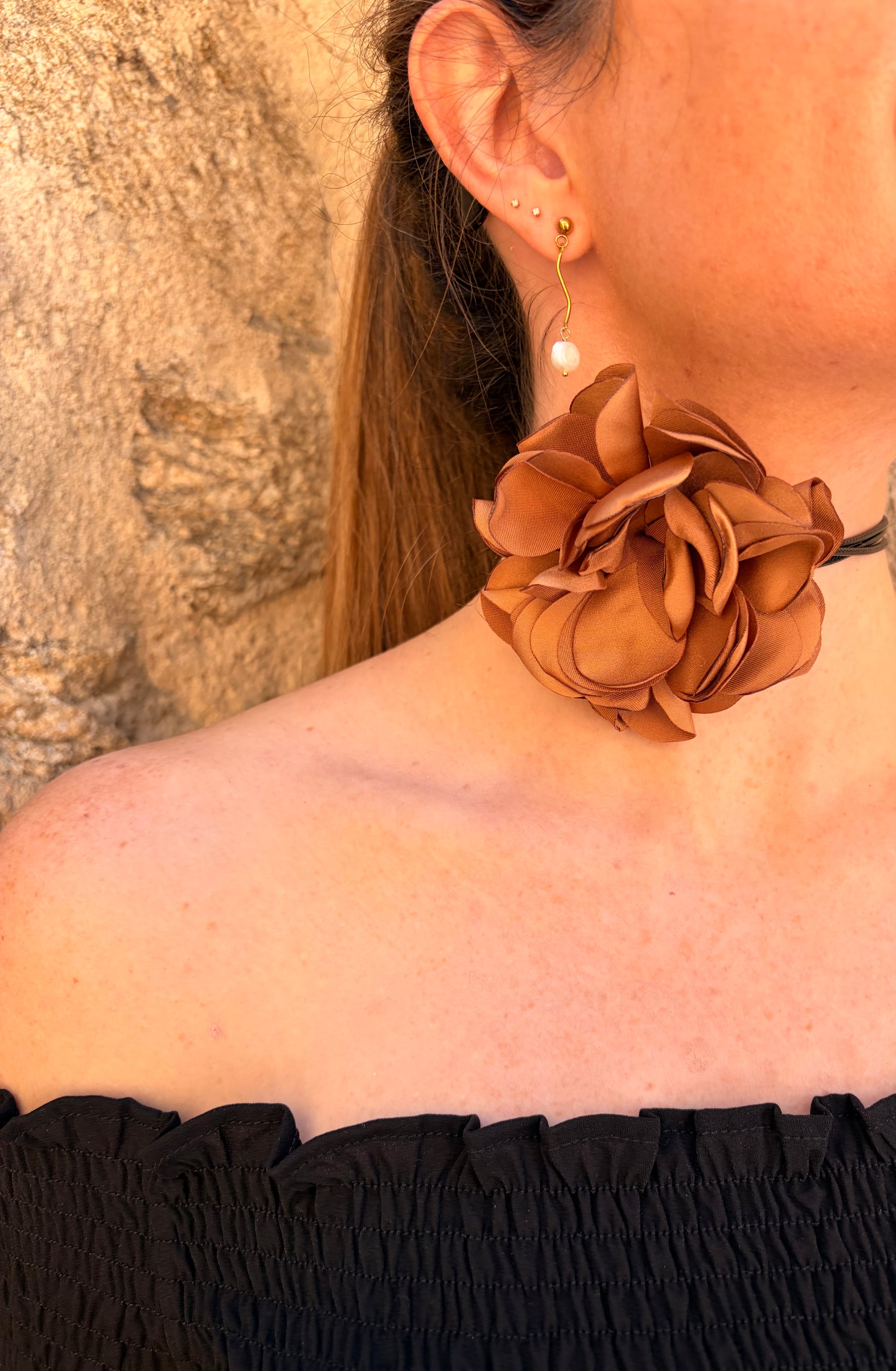 Choker con flor de tela en color marrón champagne ajustable