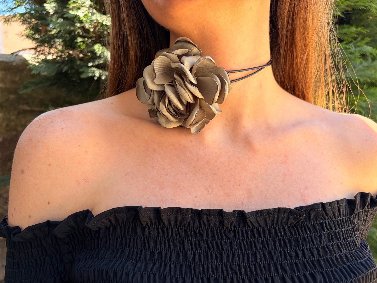 Choker con flor de tela en color verde ajustable