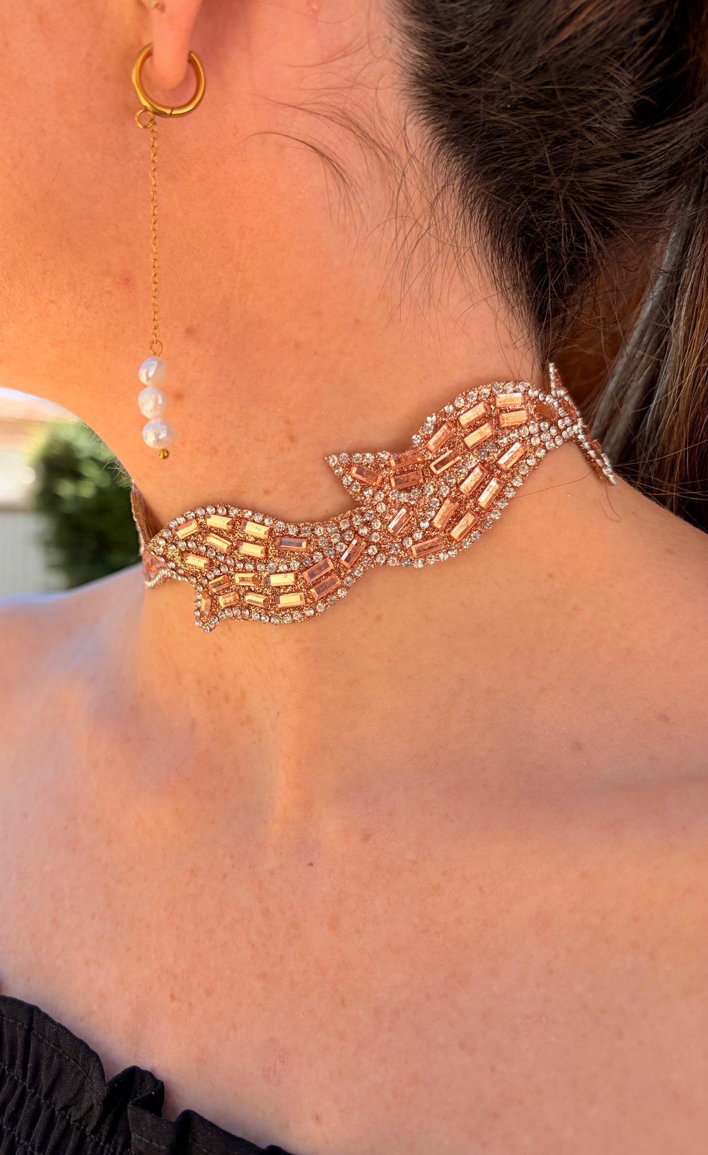 Choker en color rosa-oro con circonitas blancas y  cierre de acero inoxidable ajustable.