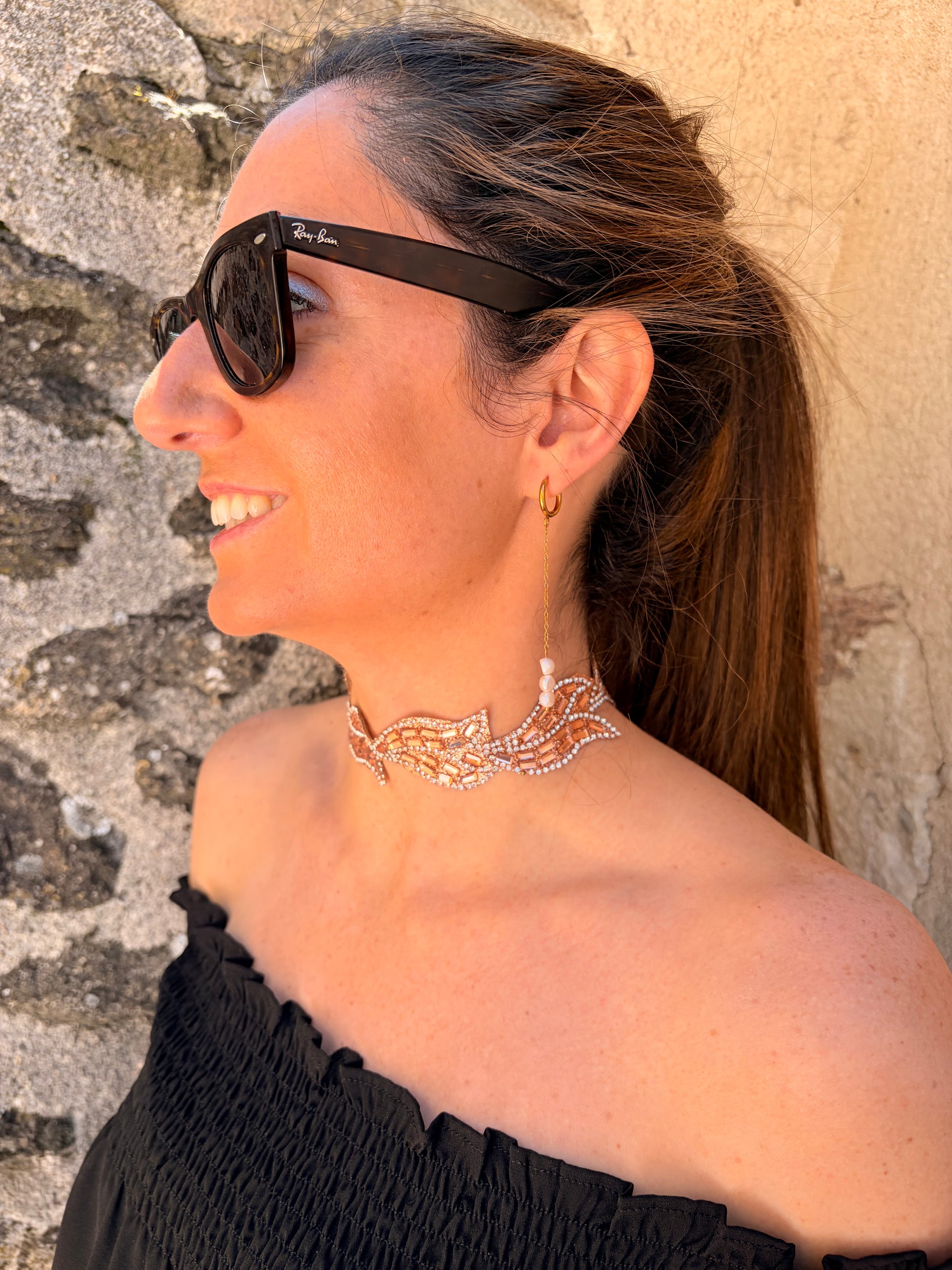 Choker en color rosa-oro con circonitas blancas y  cierre de acero inoxidable ajustable.