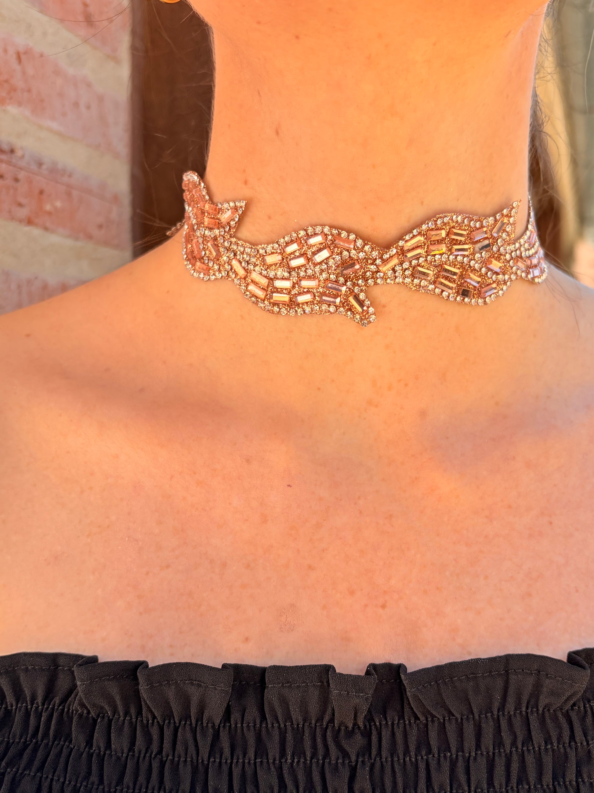 Choker en color rosa-oro con circonitas blancas y  cierre de acero inoxidable ajustable.