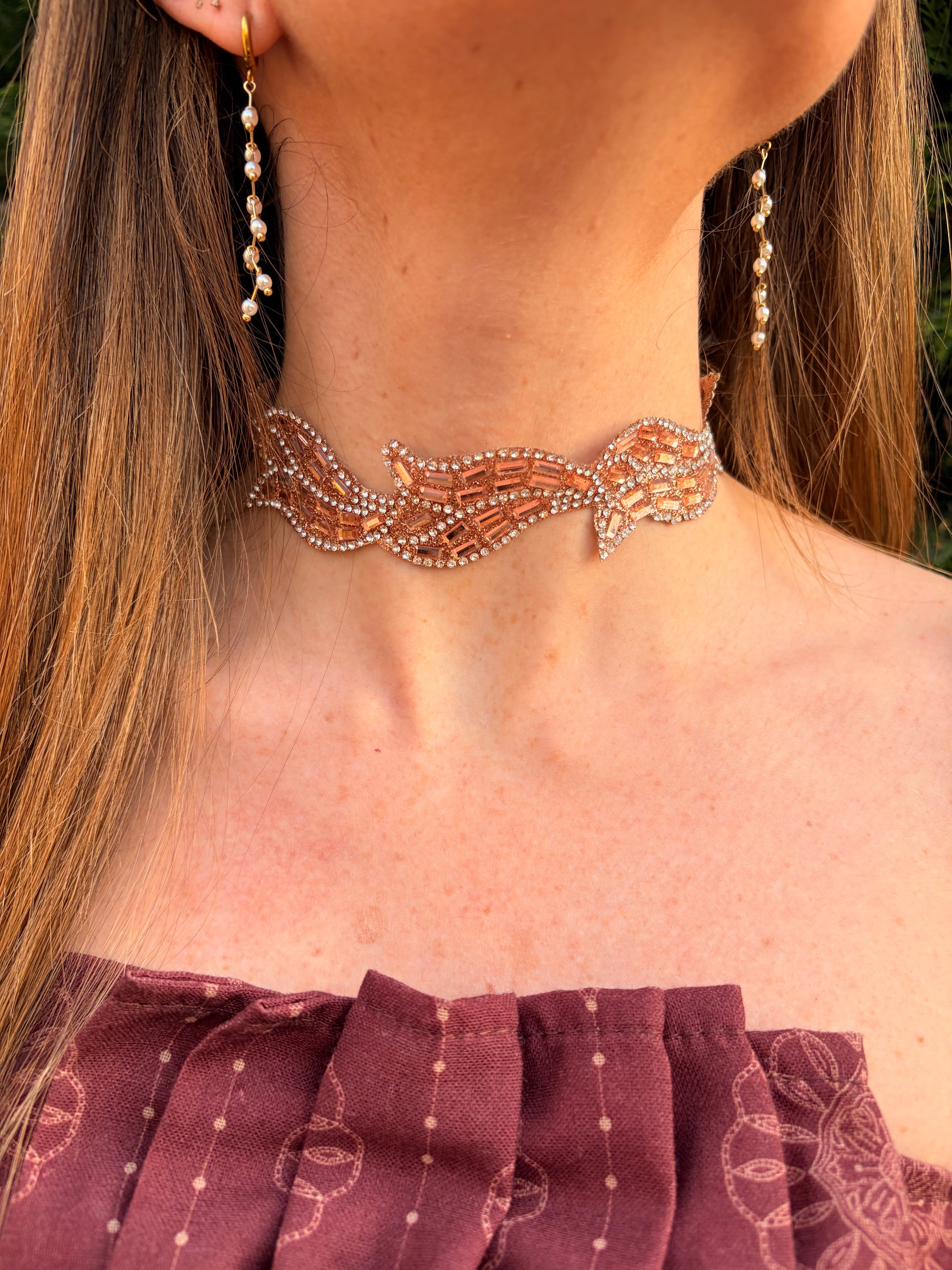 Choker en color rosa-oro con circonitas blancas y  cierre de acero inoxidable ajustable.