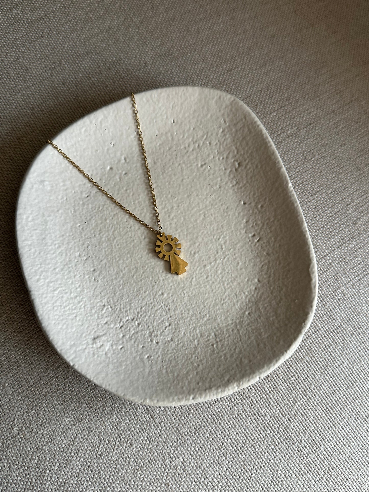 Collar de la Virgen del Pilar de acero inoxidable en color oro. Es ajustable e hipoalergénico.