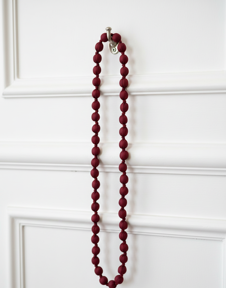 Collar largo con cuentas de madera forrado con seda de color burdeos, muy especial, con posibilidad de dar varias vueltas. ¡No pesa nada!