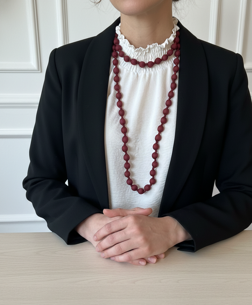 Collar largo con cuentas de madera forrado con seda de color burdeos, muy especial, con posibilidad de dar varias vueltas. ¡No pesa nada!