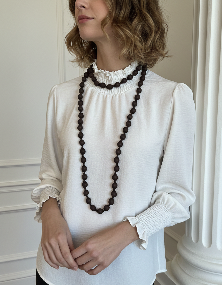 Collar largo con cuentas de madera forrado con seda de color marrón chocolate, muy especial, con posibilidad de dar varias vueltas. ¡No pesa nada!