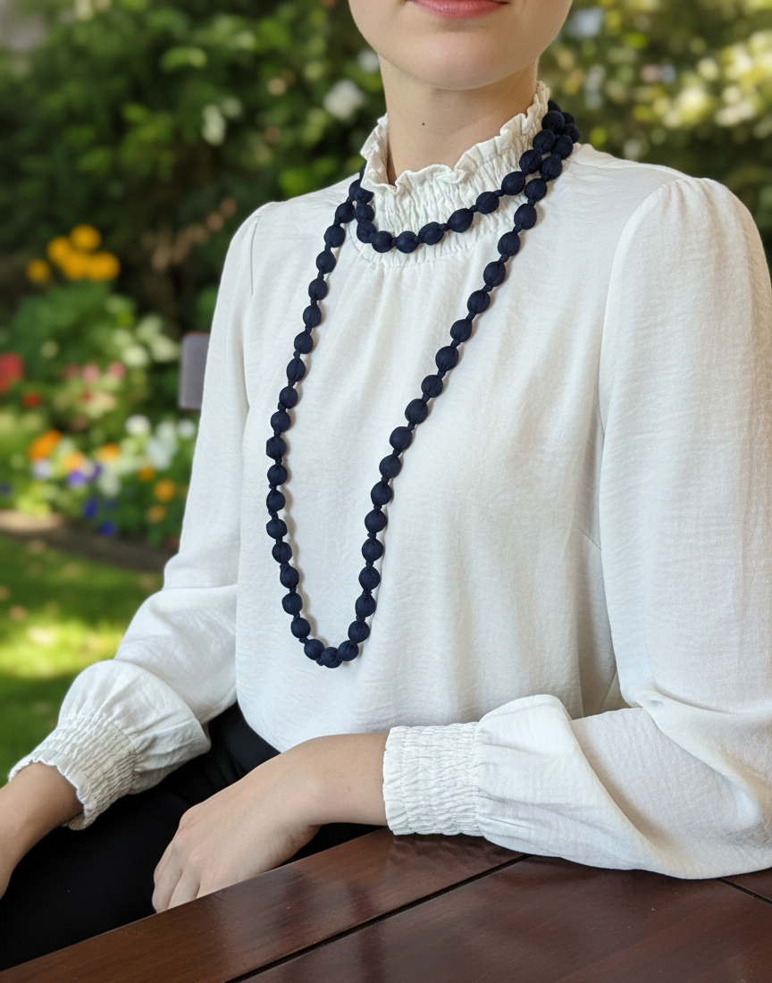 Collar largo con cuentas de madera forrado con seda de color azul, muy especial, con posibilidad de dar varias vueltas. ¡No pesa nada!