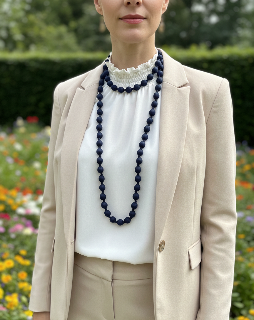 Collar largo con cuentas de madera forrado con seda de color azul, muy especial, con posibilidad de dar varias vueltas. ¡No pesa nada!