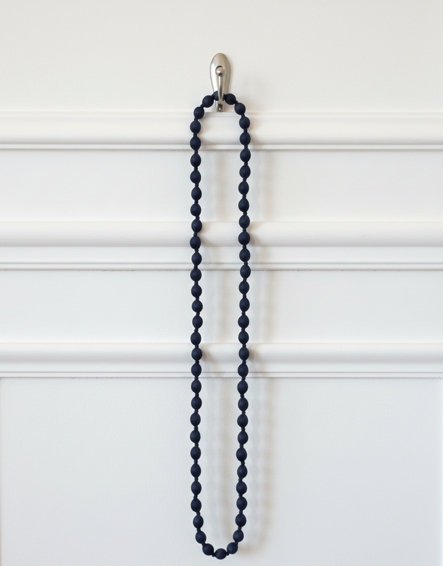 Collar largo con cuentas de madera forrado con seda de color azul, muy especial, con posibilidad de dar varias vueltas. ¡No pesa nada!