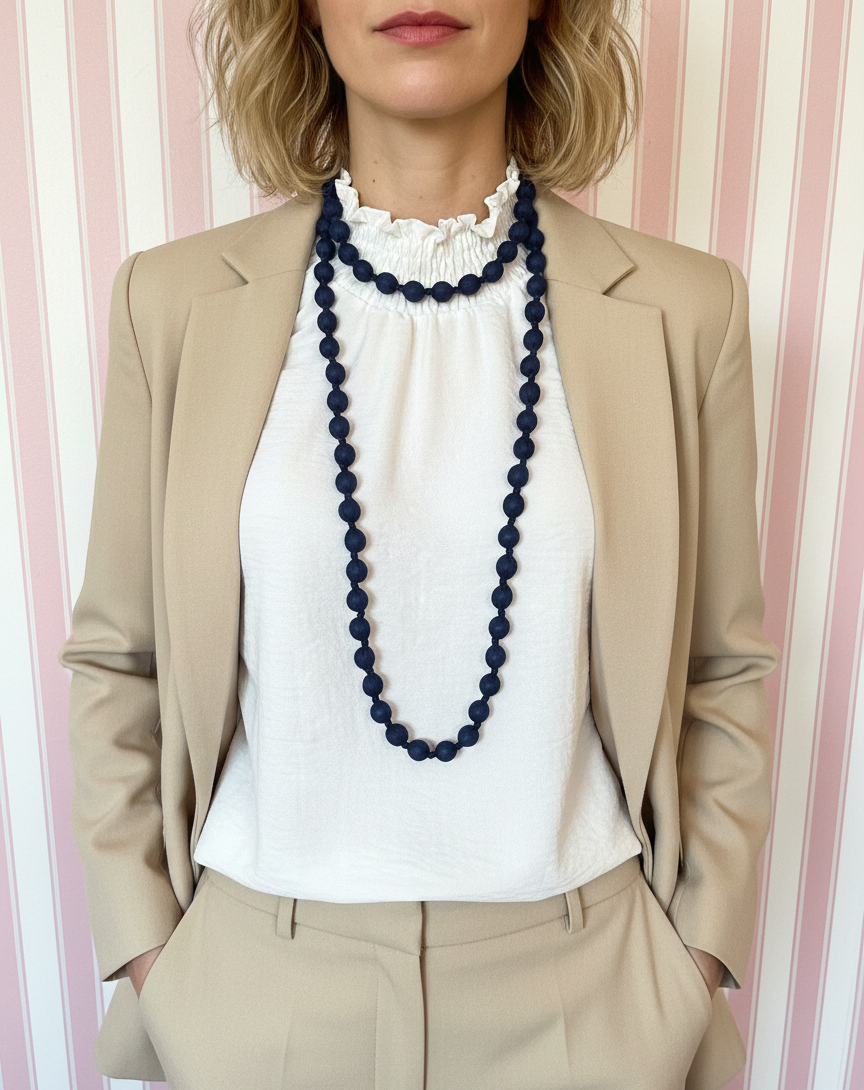 Collar largo con cuentas de madera forrado con seda de color azul, muy especial, con posibilidad de dar varias vueltas. ¡No pesa nada!