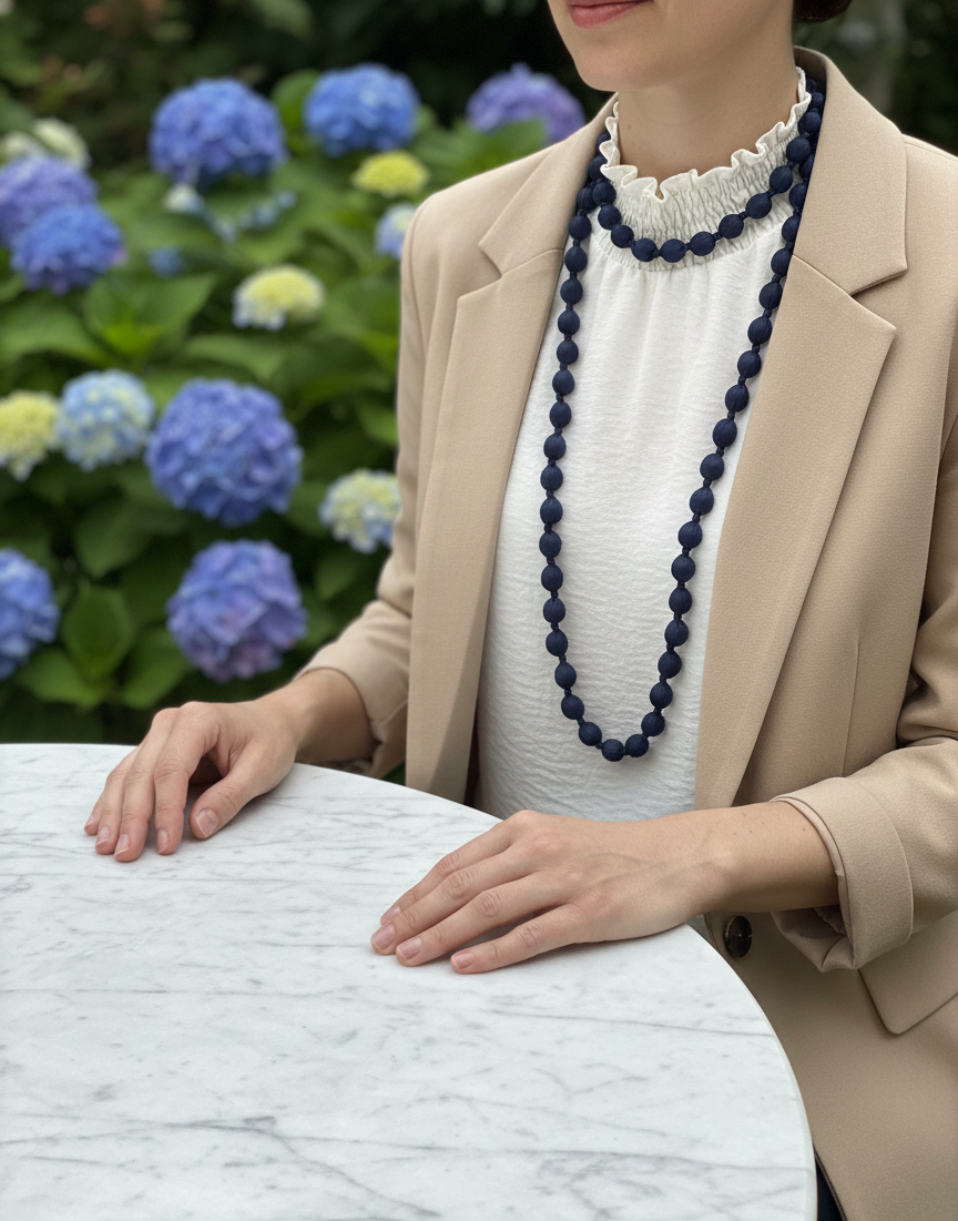 Collar largo con cuentas de madera forrado con seda de color azul, muy especial, con posibilidad de dar varias vueltas. ¡No pesa nada!