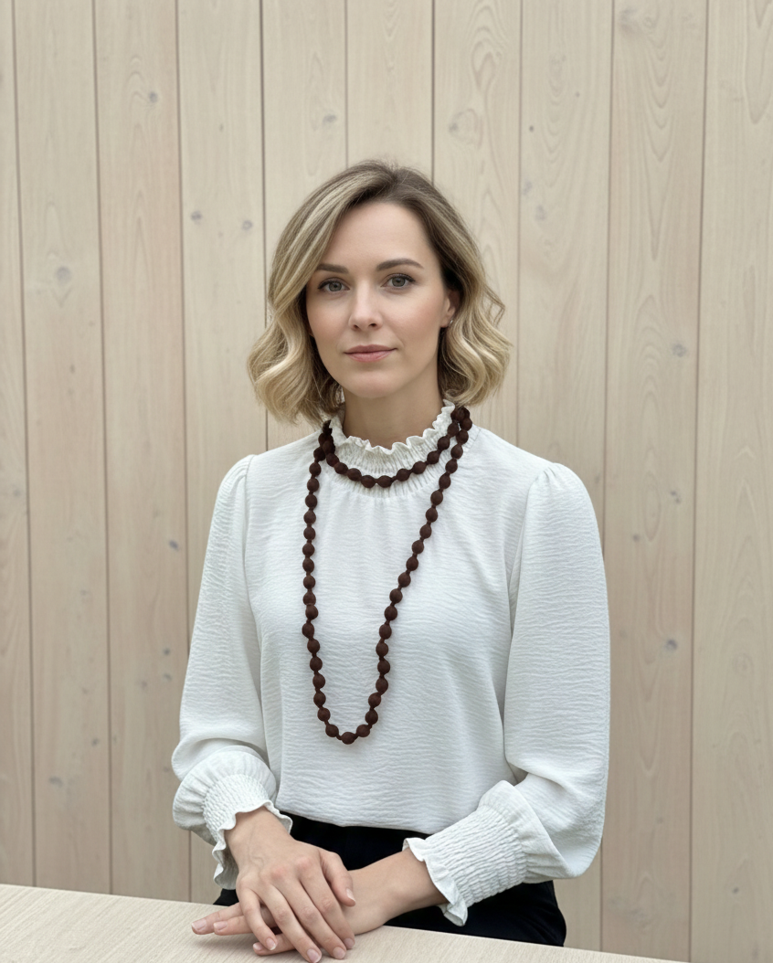 Collar largo con cuentas de madera forrado con seda de color marrón chocolate, muy especial, con posibilidad de dar varias vueltas. ¡No pesa nada!