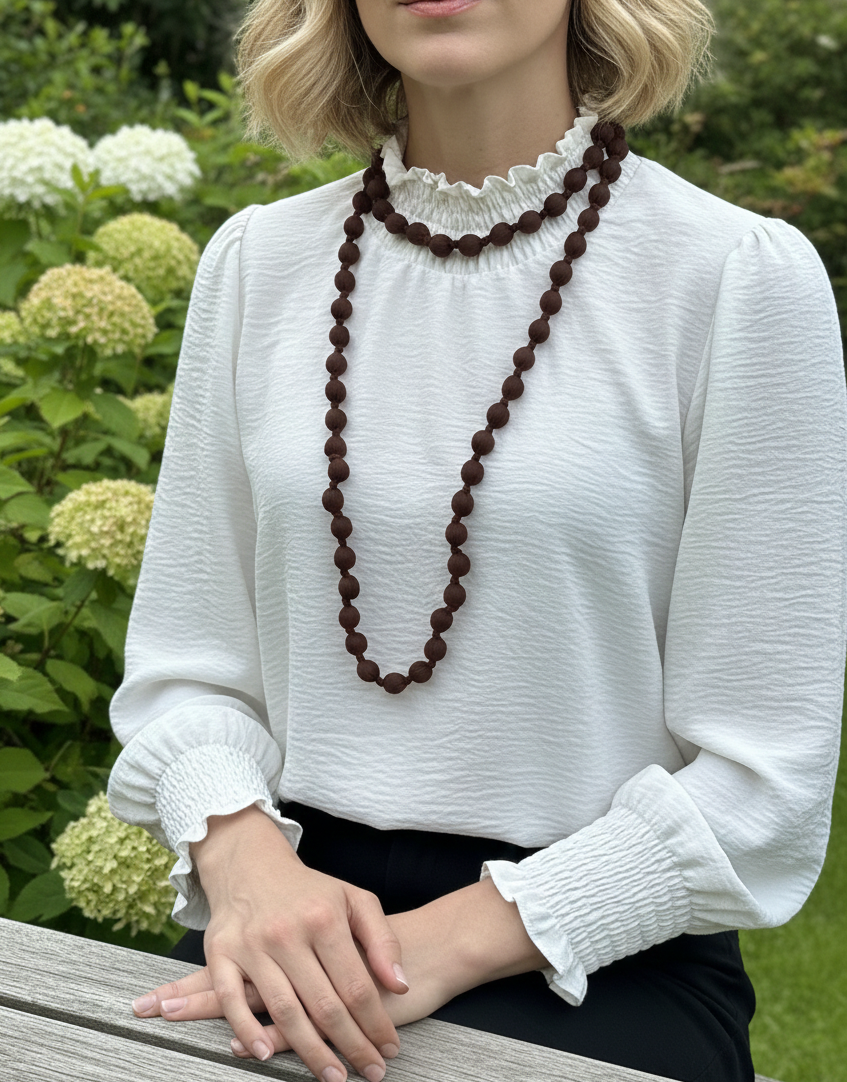 Collar largo con cuentas de madera forrado con seda de color marrón chocolate, muy especial, con posibilidad de dar varias vueltas. ¡No pesa nada!