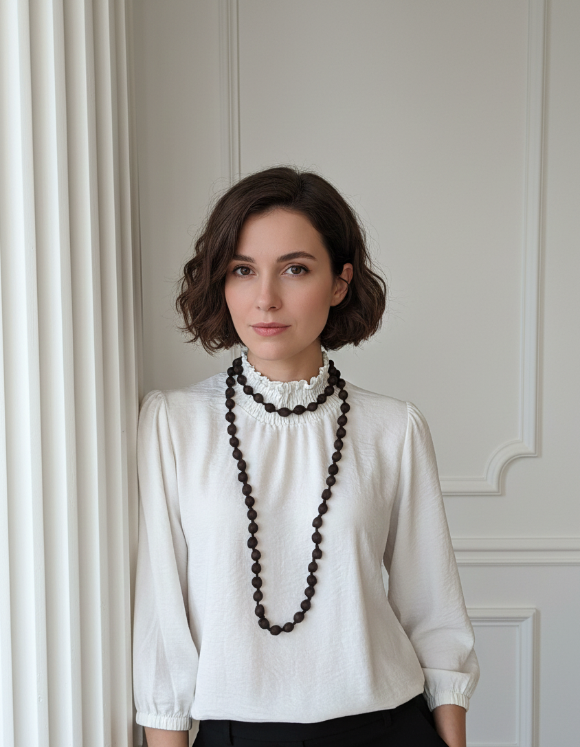 Collar largo con cuentas de madera forrado con seda de color marrón chocolate, muy especial, con posibilidad de dar varias vueltas. ¡No pesa nada!