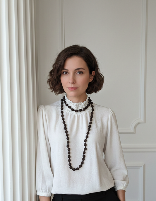 Collar largo con cuentas de madera forrado con seda de color marrón chocolate, muy especial, con posibilidad de dar varias vueltas. ¡No pesa nada!