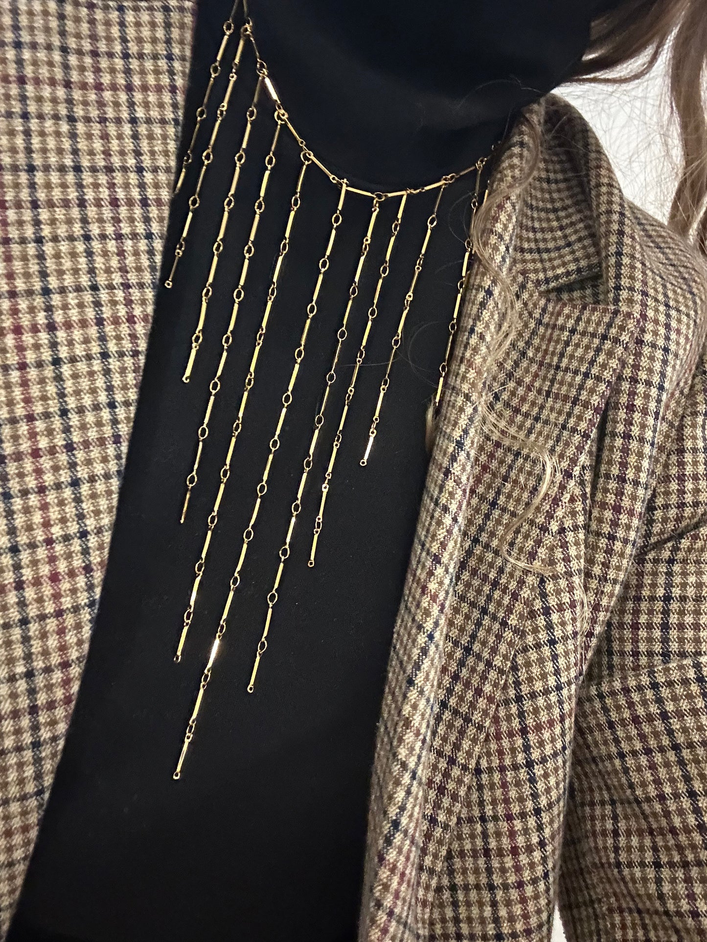 Collar con varias tiras de acero inoxidable en cascada en color oro