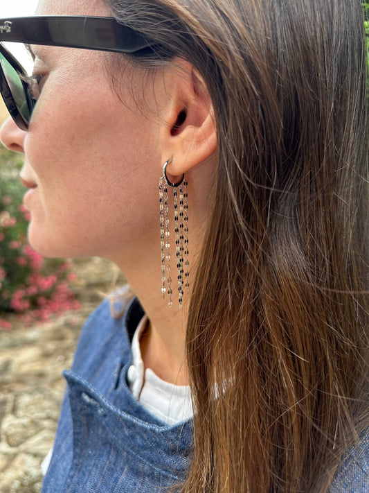 Pendientes de acero inoxidable en color plata. Estos pendientes son perfectos para elevar tus looks. Constan de un arito con 5 cadenas colgando, tienen mucho movimiento. Son hipoalergénicos.