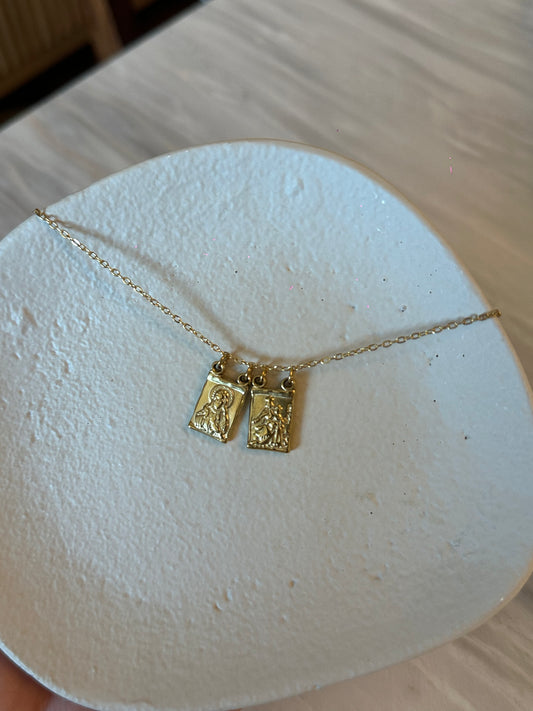 Escapulario de acero inoxidable de color dorado con dos medallas