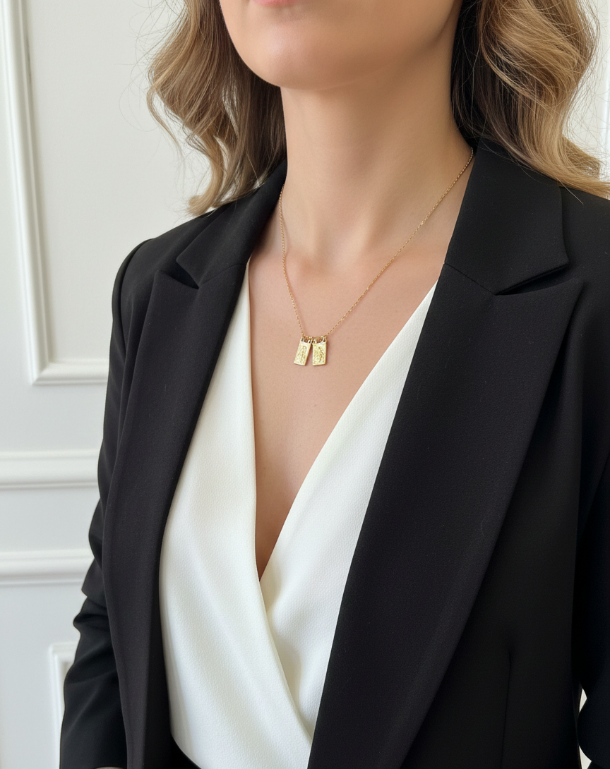 Escapulario de acero inoxidable de color dorado con dos medallas