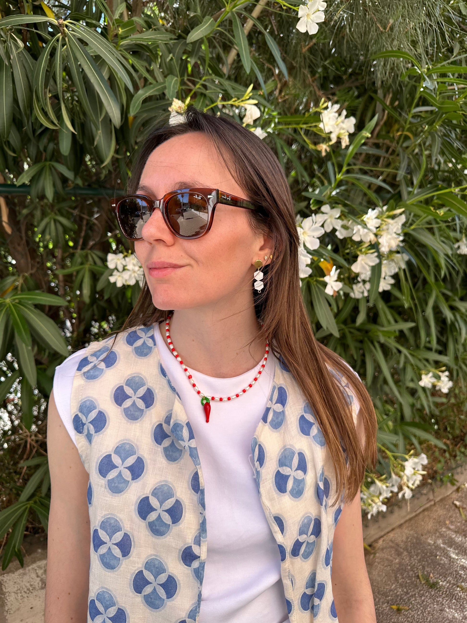 Collar hecho a mano con piedras de río y bolitas rojas, con un abalorio con forma de chili de cristal de murano en color rojo y verde