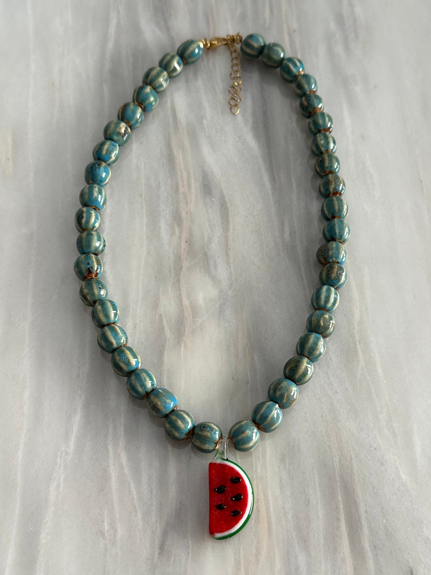 Collar del Verano, con bolas de cerámica y sandía de cristal de murano 