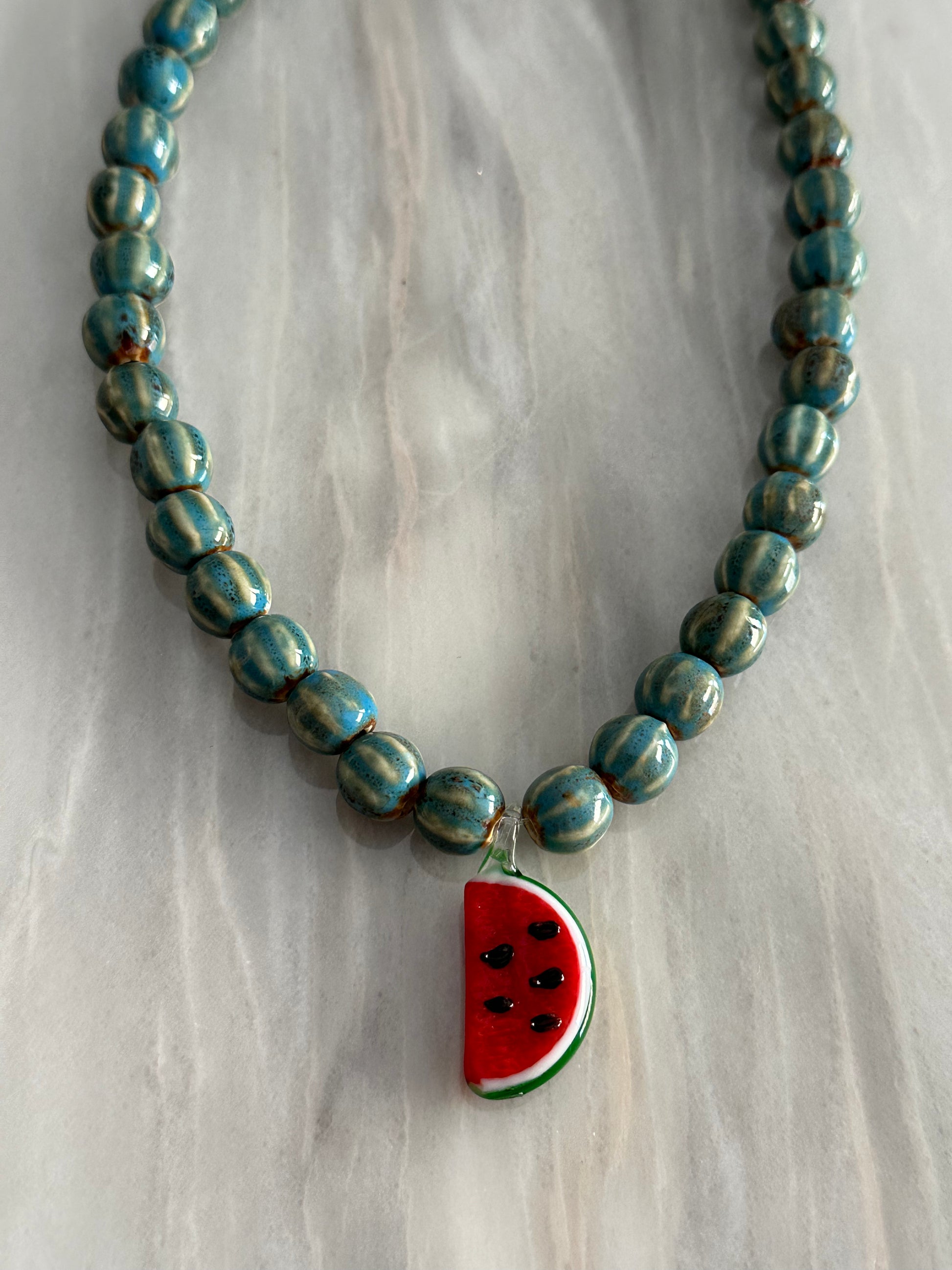 Collar del Verano, con bolas de cerámica y sandía de cristal de murano 