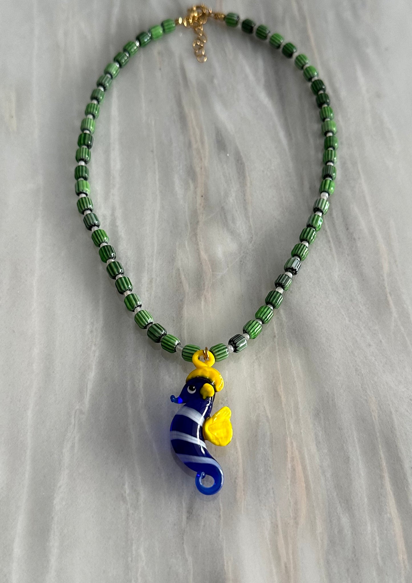 Collar del Verano, con bolas de cerámica y caballito de mar de cristal de murano 