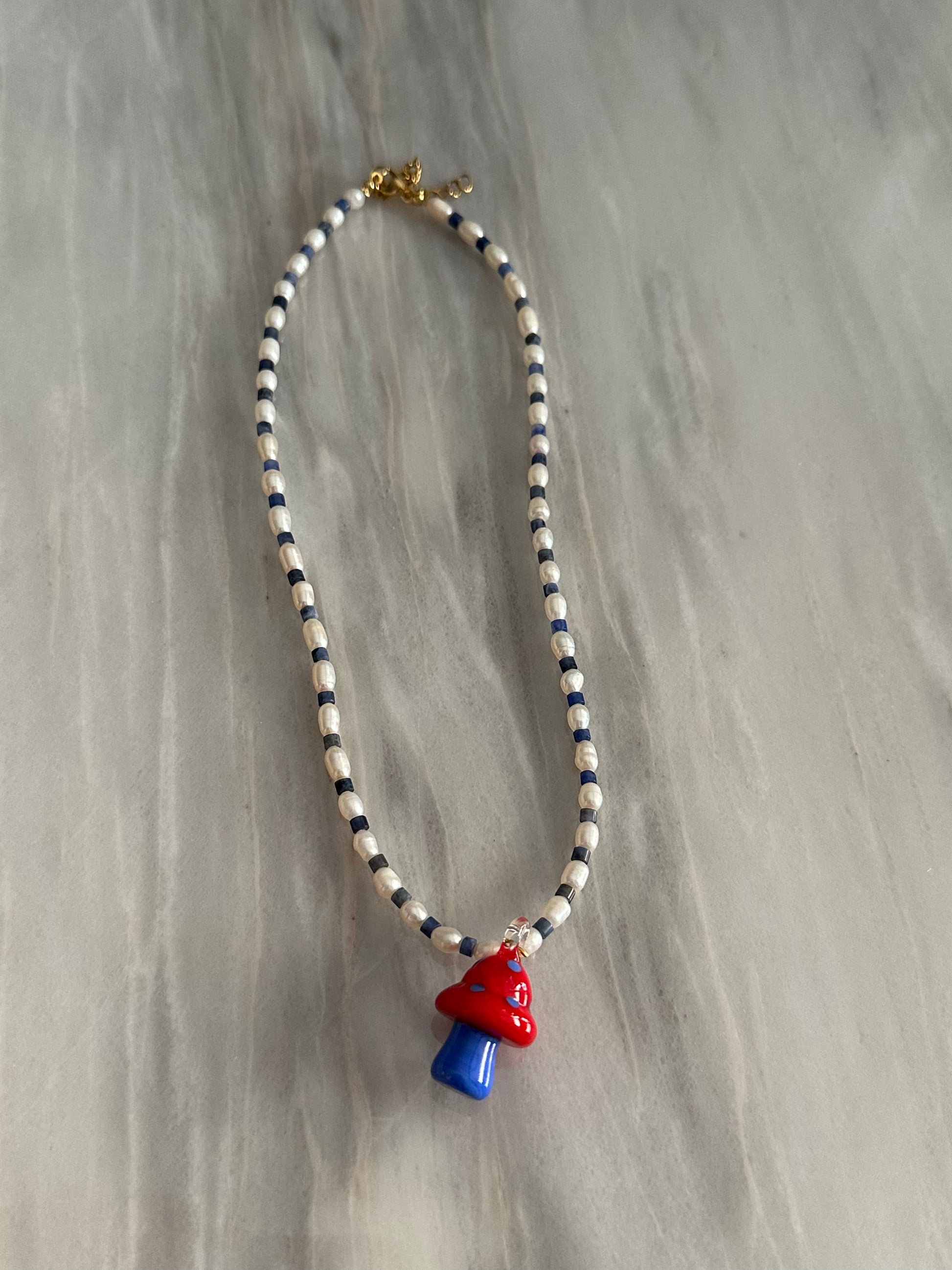 Collar del verano con perlas de río y piedra sodalita (azul) y abalorio de seta de cristal de murano roja y azul