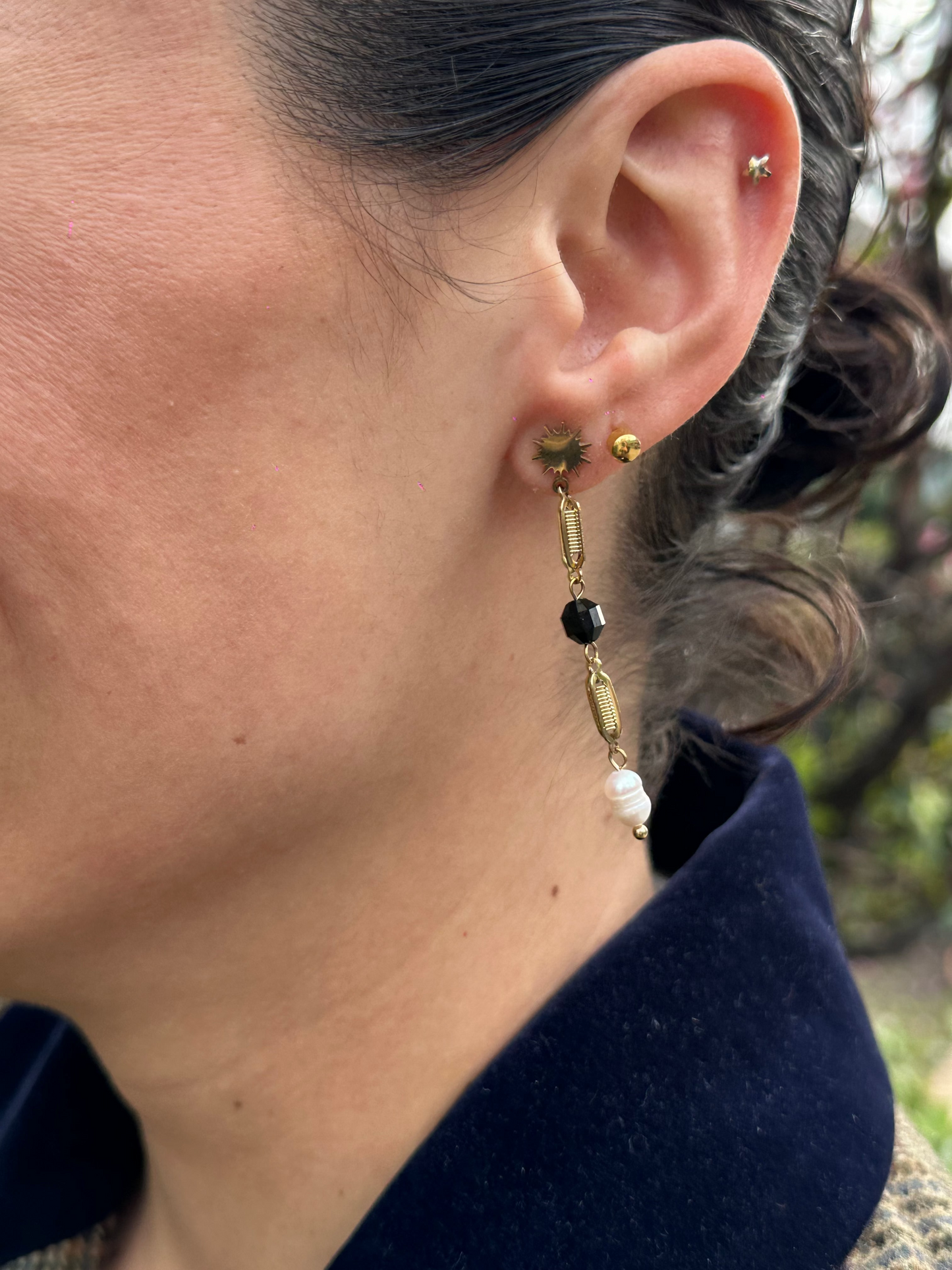 Pendientes largos de acero inoxidable en color dorado con perla de río colgando. Estos pendientes son perfectos para elevar tus looks. 