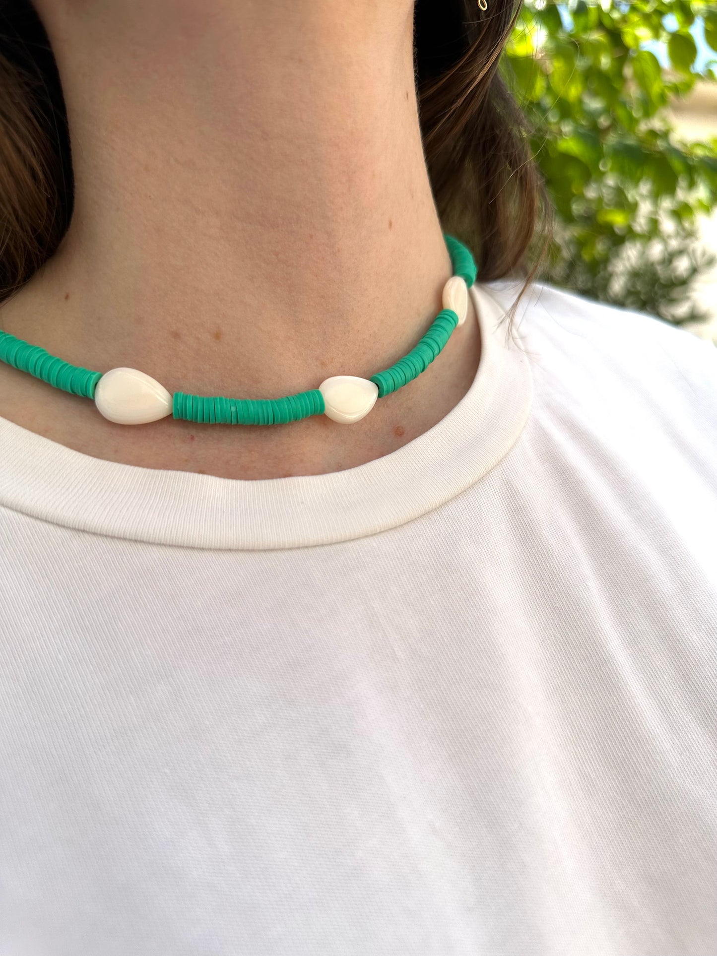 Collar hecho a mano con arcilla polimérica verde fosforito y tres lágrimas de nácar en el centro. Con cierre ajustable en acero inoxidable 