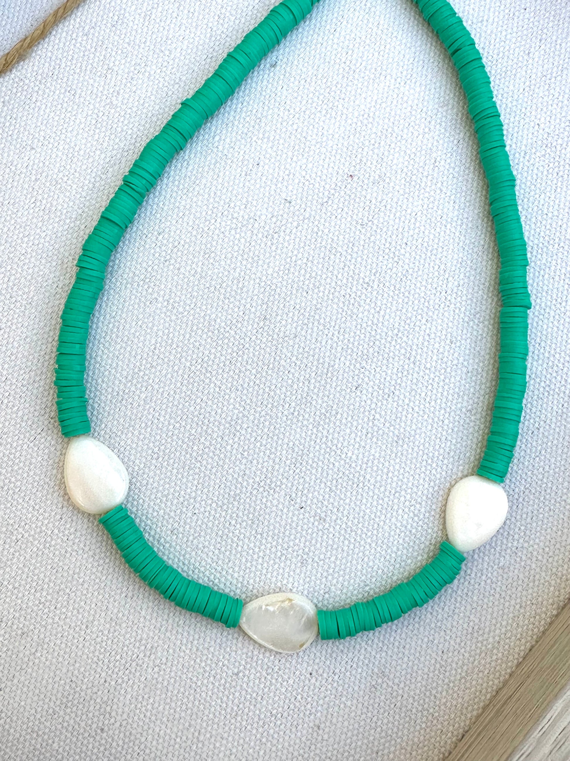 Collar hecho a mano con arcilla polimérica verde fosforito y tres lágrimas de nácar en el centro. Con cierre ajustable en acero inoxidable 