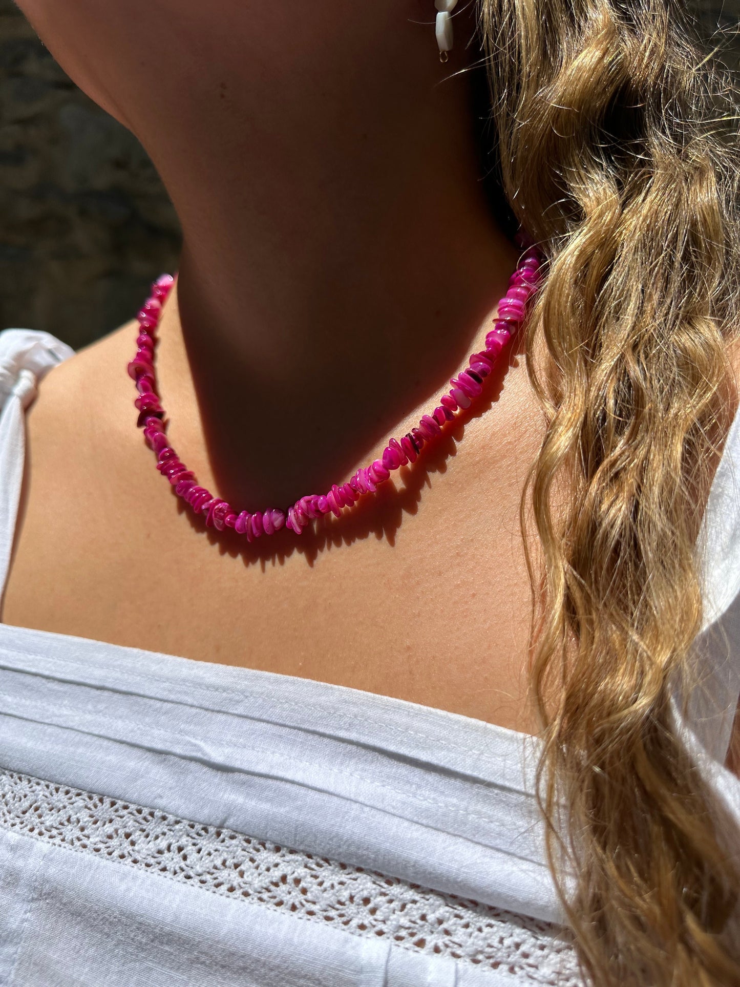 Collar hecho a mano con piedras naturales de color rosa. CIerre y alargadera de acero inoxidable.