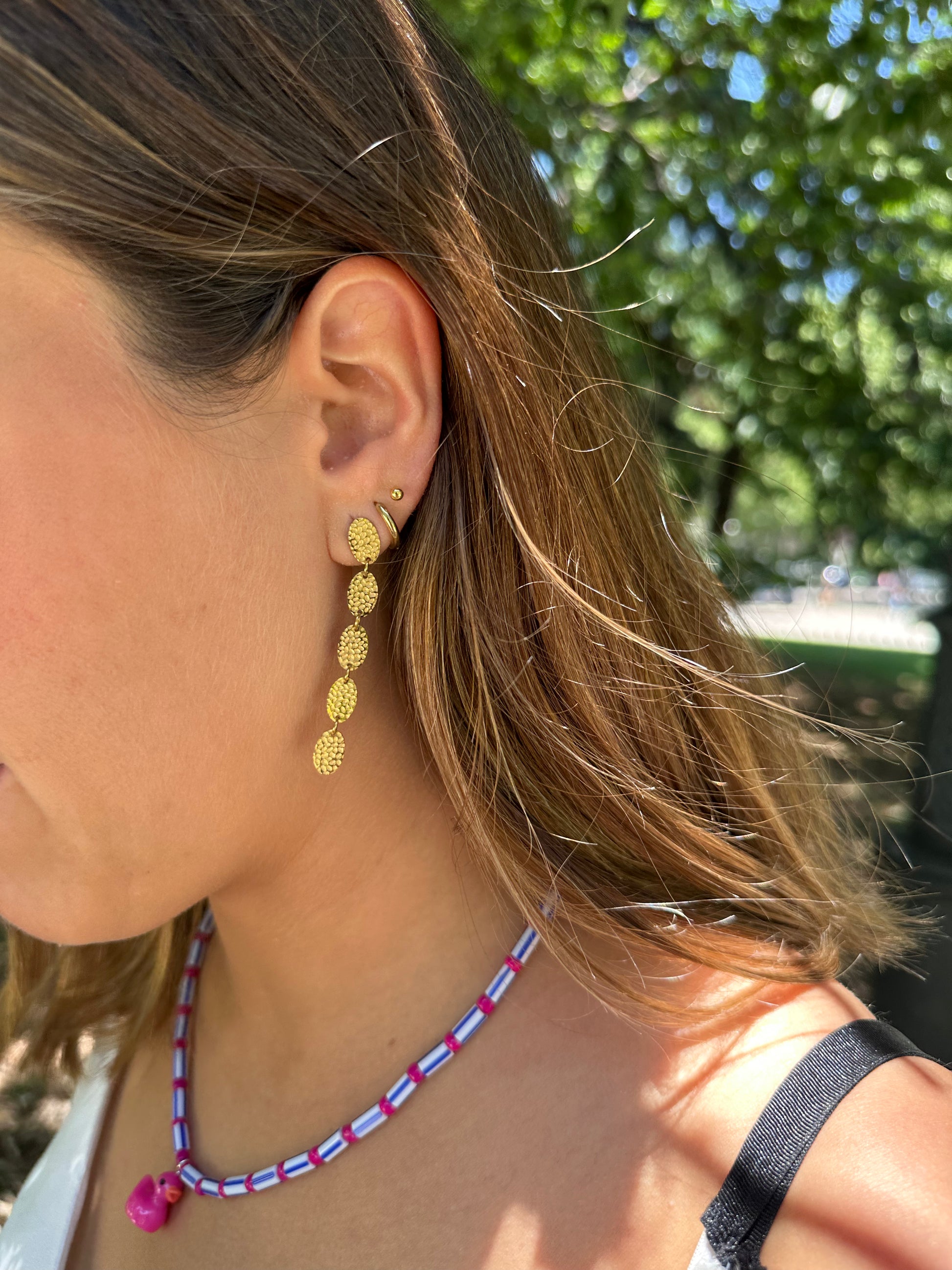 Pendientes para invitada de acero inoxidable en color oro. Estos pendientes son perfectos para elevar tus looks en eventos. Son hipoalergénicos.