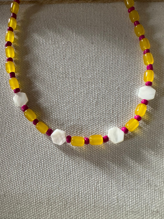 Collar hecho a mano con cuentas de cerámica amarillas, cuentas rosas y con 4 hexágonos de nácar. Cierre ajustable de acero inoxidable