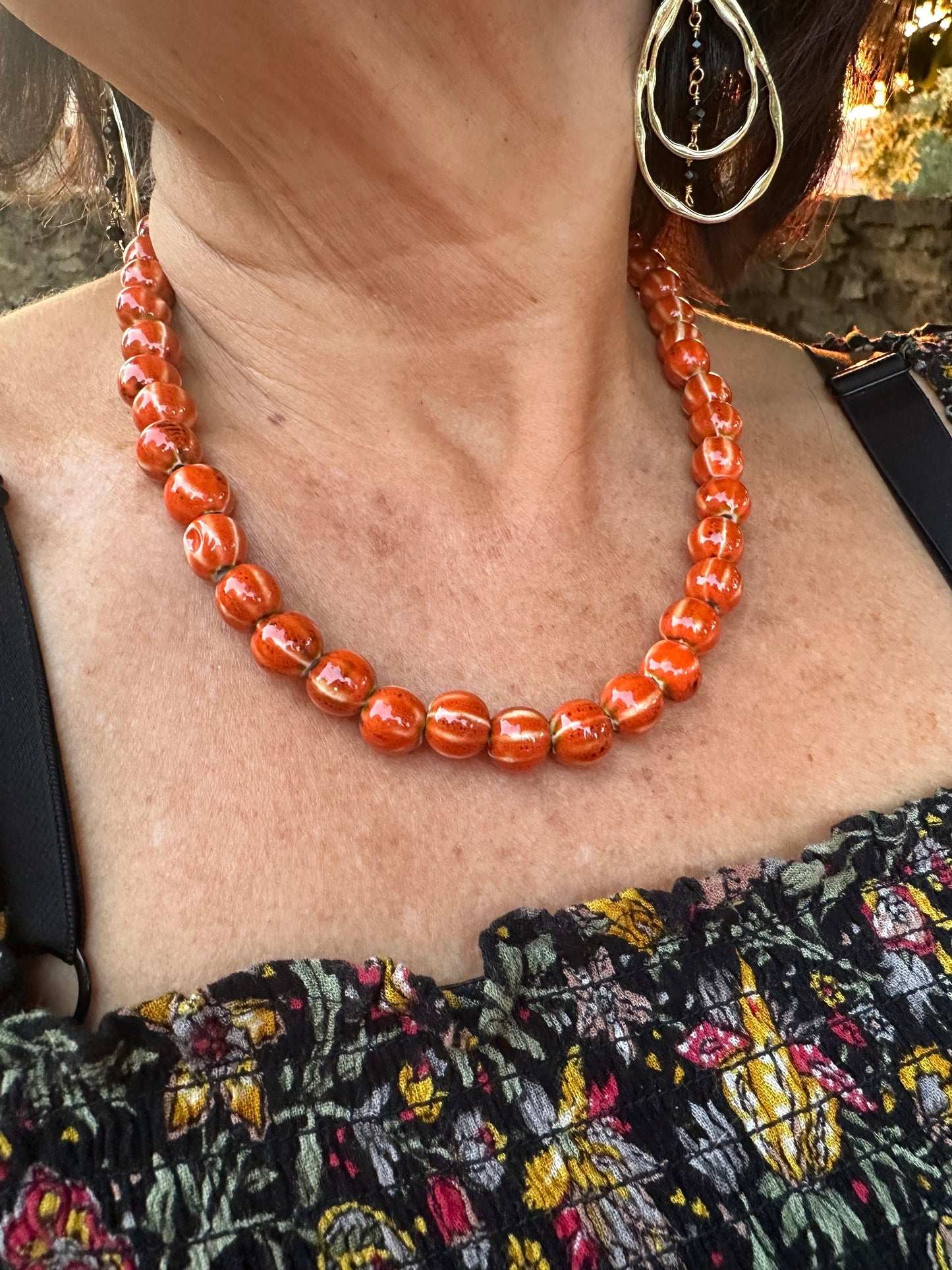 Collar del Verano, con bolas de cerámica en color naranja. Cierre y alargadera en acero inoxidable.