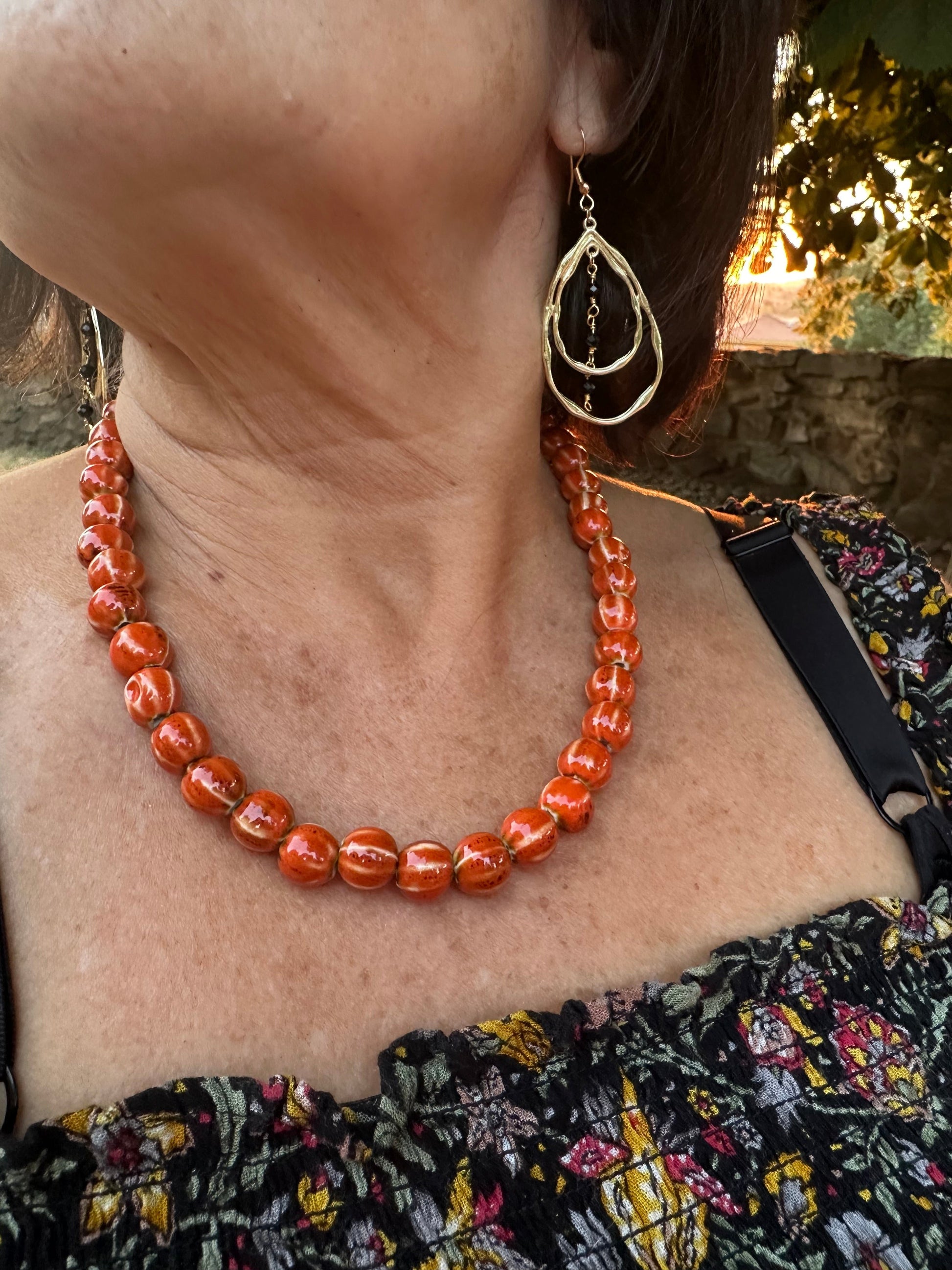 Collar del Verano, con bolas de cerámica en color naranja. Cierre y alargadera en acero inoxidable.