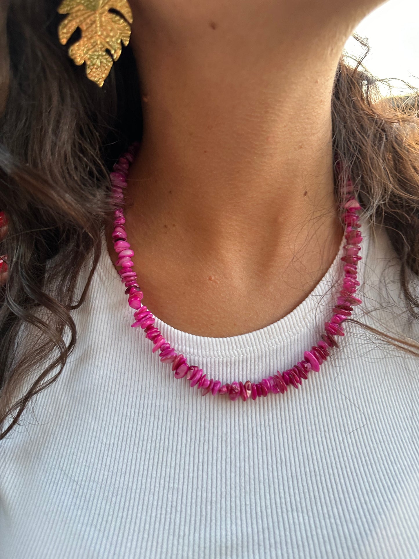 Collar hecho a mano con piedras naturales de color rosa. CIerre y alargadera de acero inoxidable.