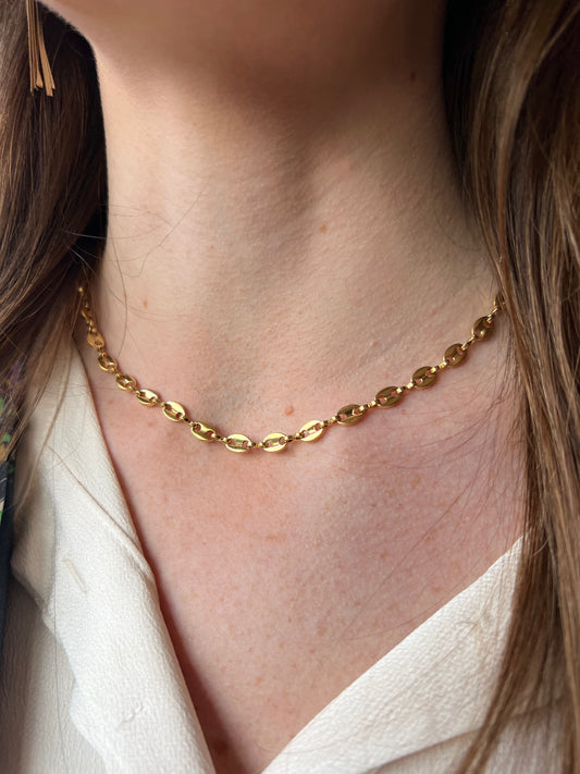 Collar de eslabones de acero inoxidable en color oro. Es ajustable e hipoalergénico.