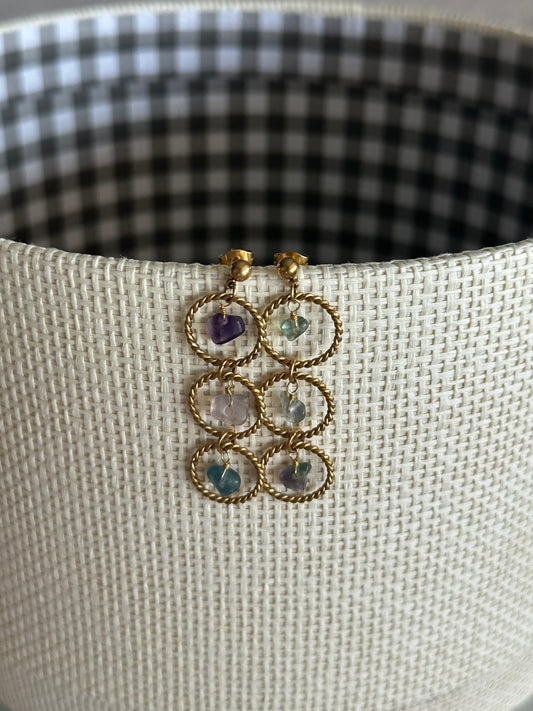 Pendientes para invitada de acero inoxidable  y piedras en color oro. Estos pendientes son perfectos para elevar tus looks en eventos. Son hipoalergénicos.