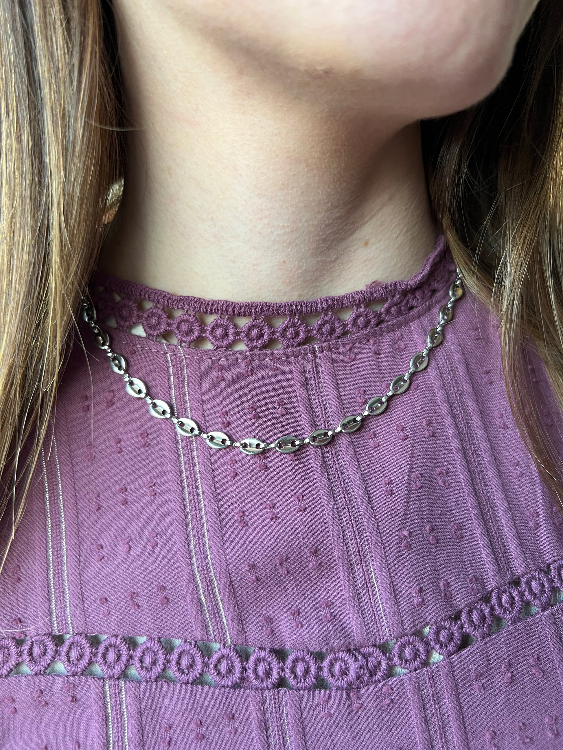 Collar de eslabones de acero inoxidable en color plata. Es ajustable e hipoalergénico.