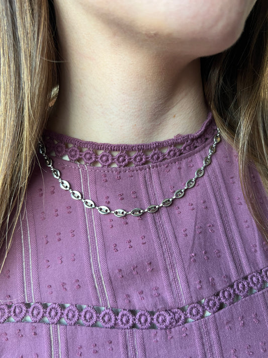 Collar de eslabones de acero inoxidable en color plata. Es ajustable e hipoalergénico.