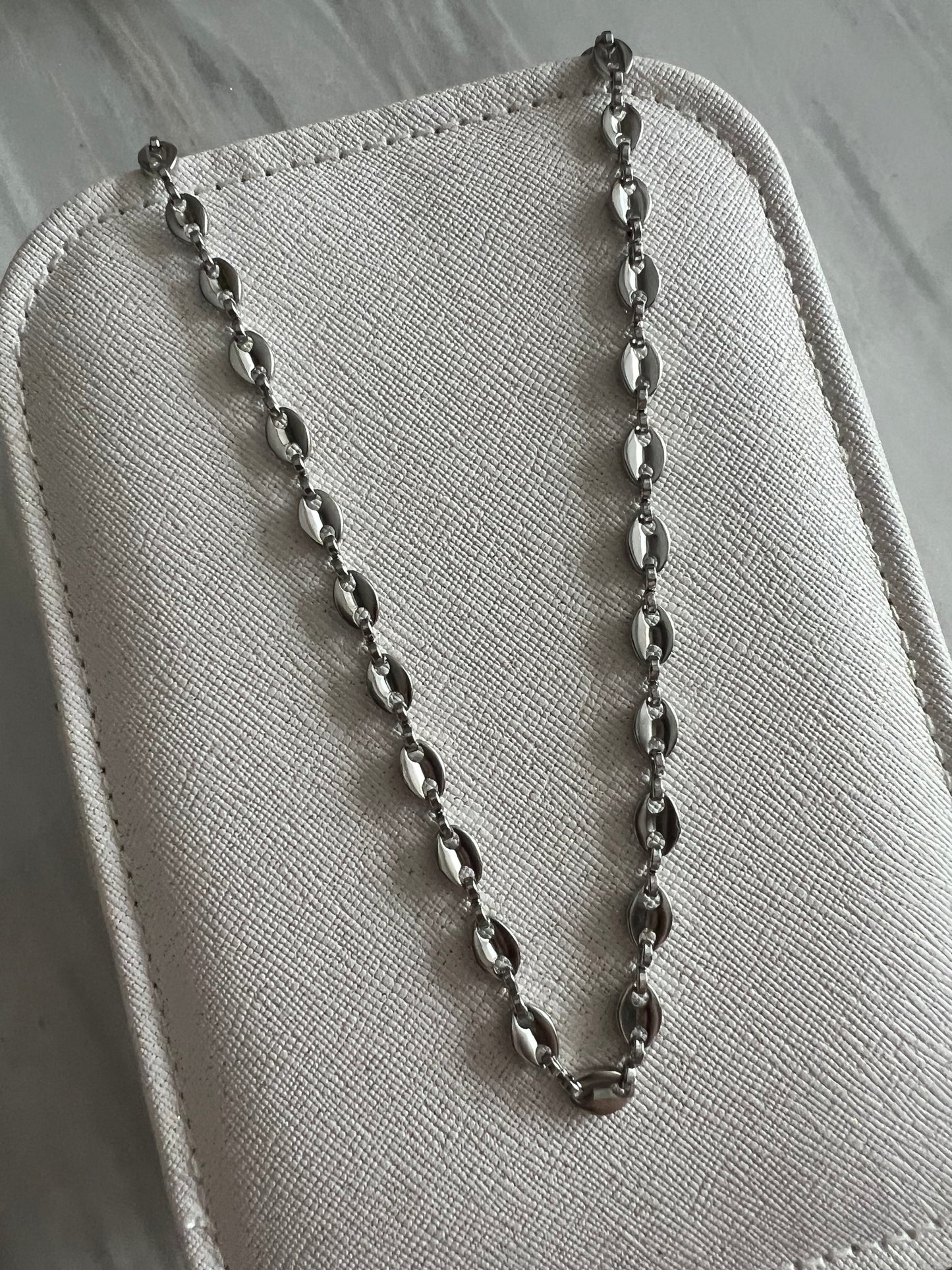 Collar de eslabones de acero inoxidable en color plata. Es ajustable e hipoalergénico.