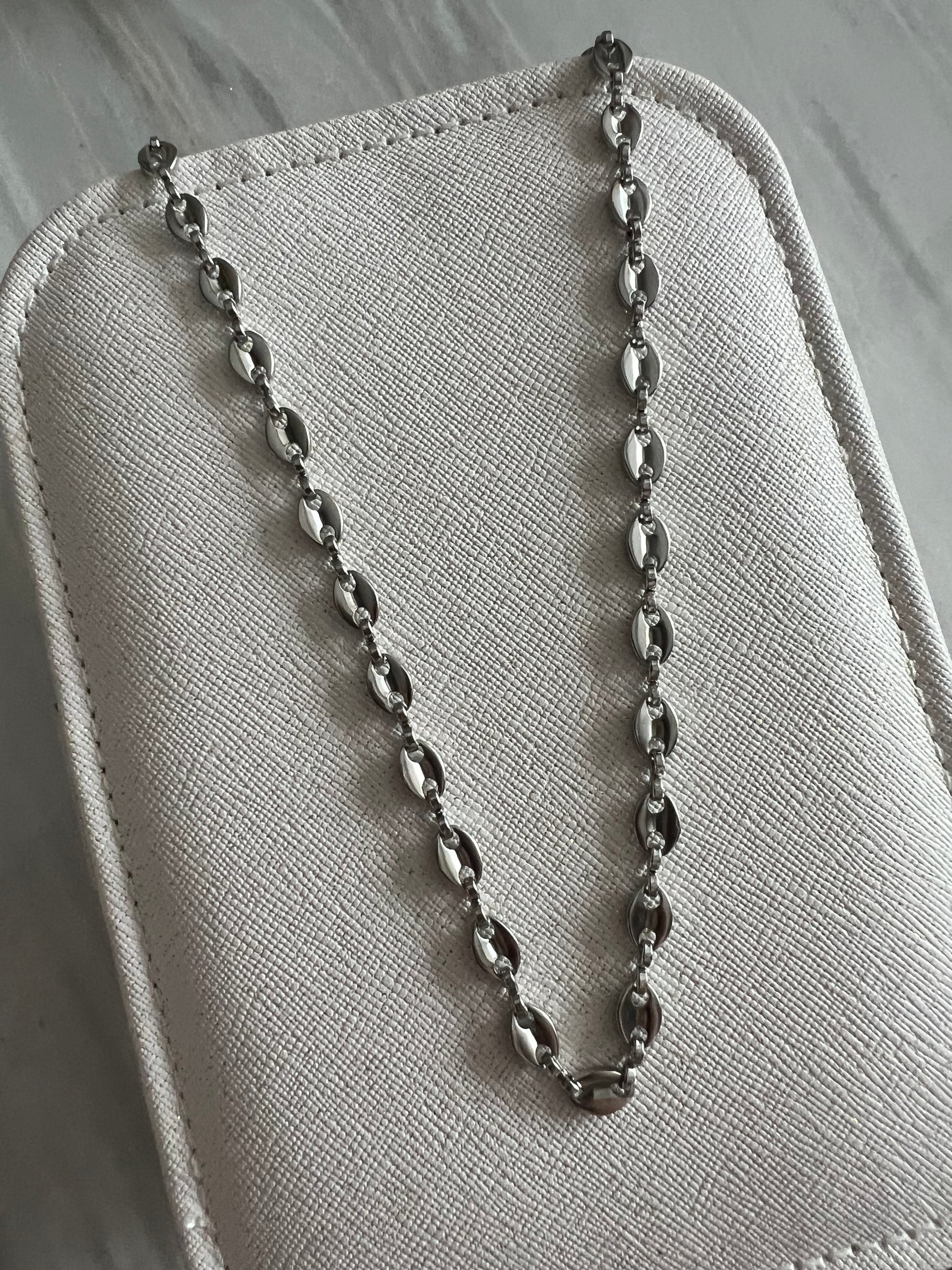 Collar de eslabones de acero inoxidable en color plata. Es ajustable e hipoalergénico.