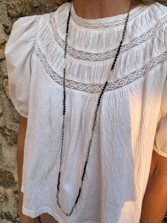 Collar largo con cuentas de cristal en tonos plateado y negro. Es muy especial, con posibilidad de dar varias vueltas. 