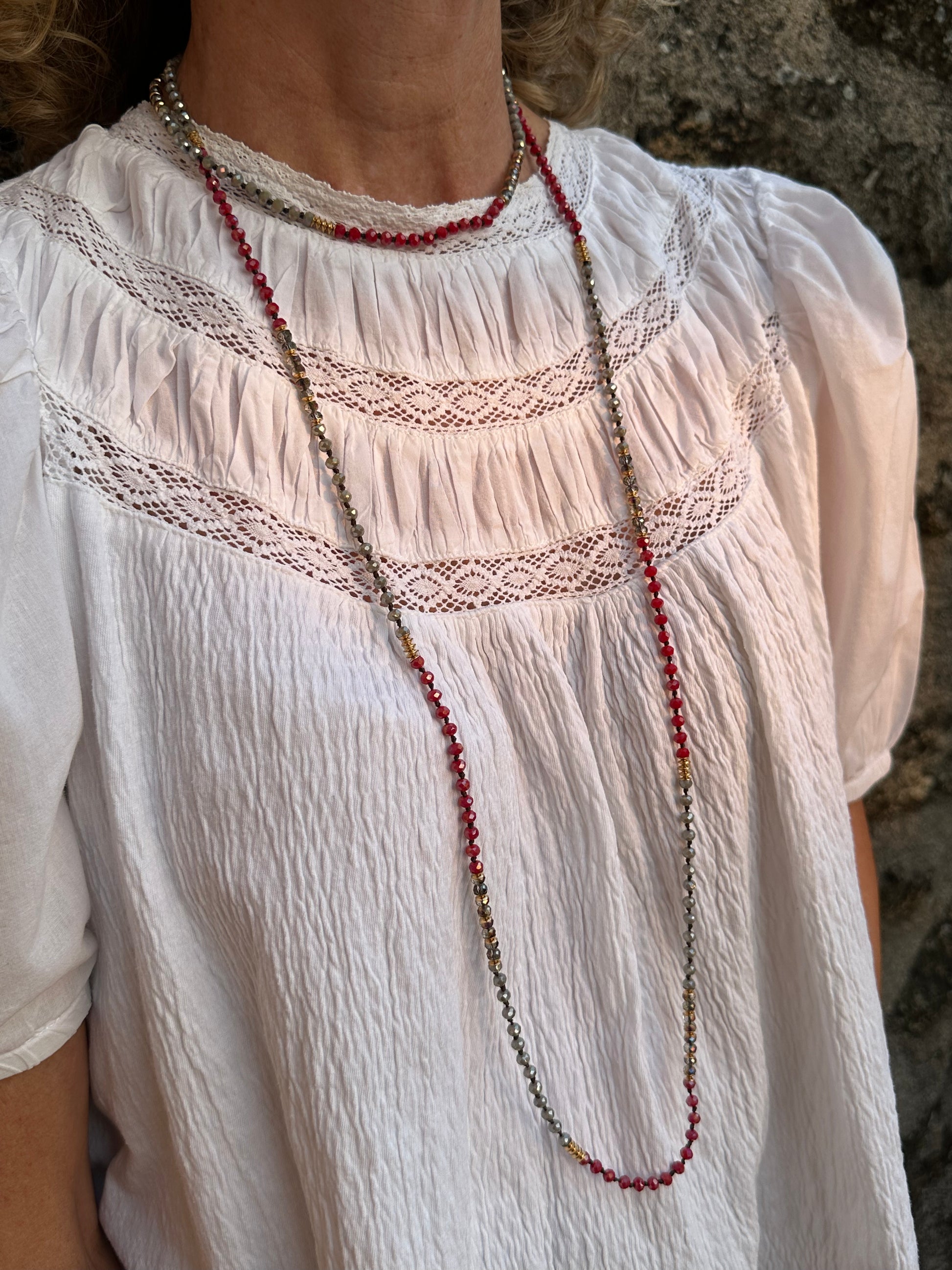 Collar largo con cuentas de cristal en tonos plateado y rojo muy especial, con posibilidad de dar varias vueltas. Acero inoxidable