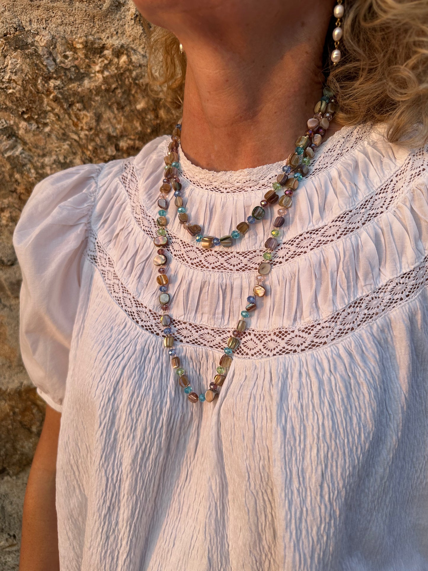 Collar largo con piedras y cuentas de cristal en tonos multicolor pastel. Es muy especial, con posibilidad de dar varias vueltas. 