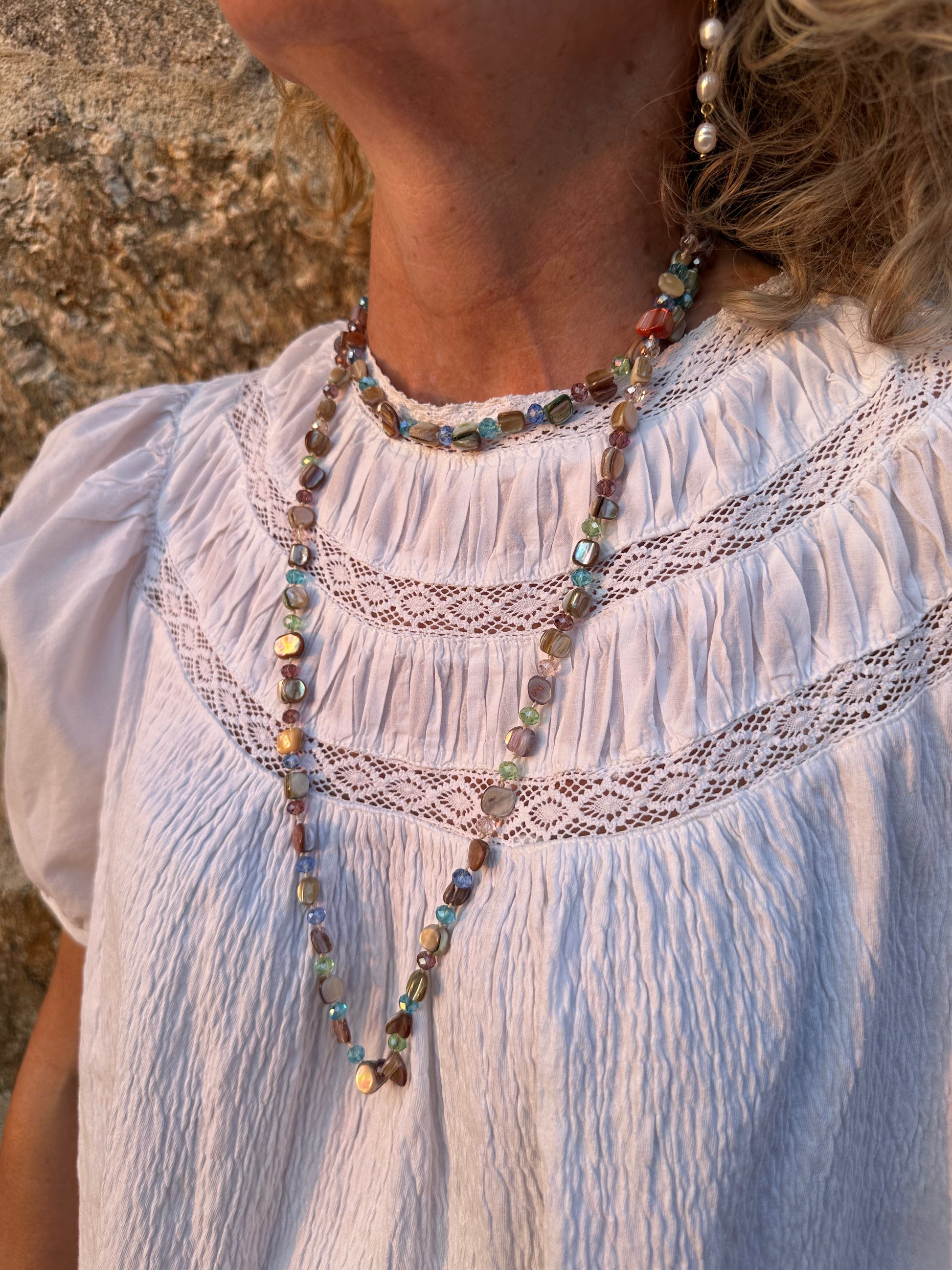 Collar largo con piedras y cuentas de cristal en tonos multicolor pastel. Es muy especial, con posibilidad de dar varias vueltas. 