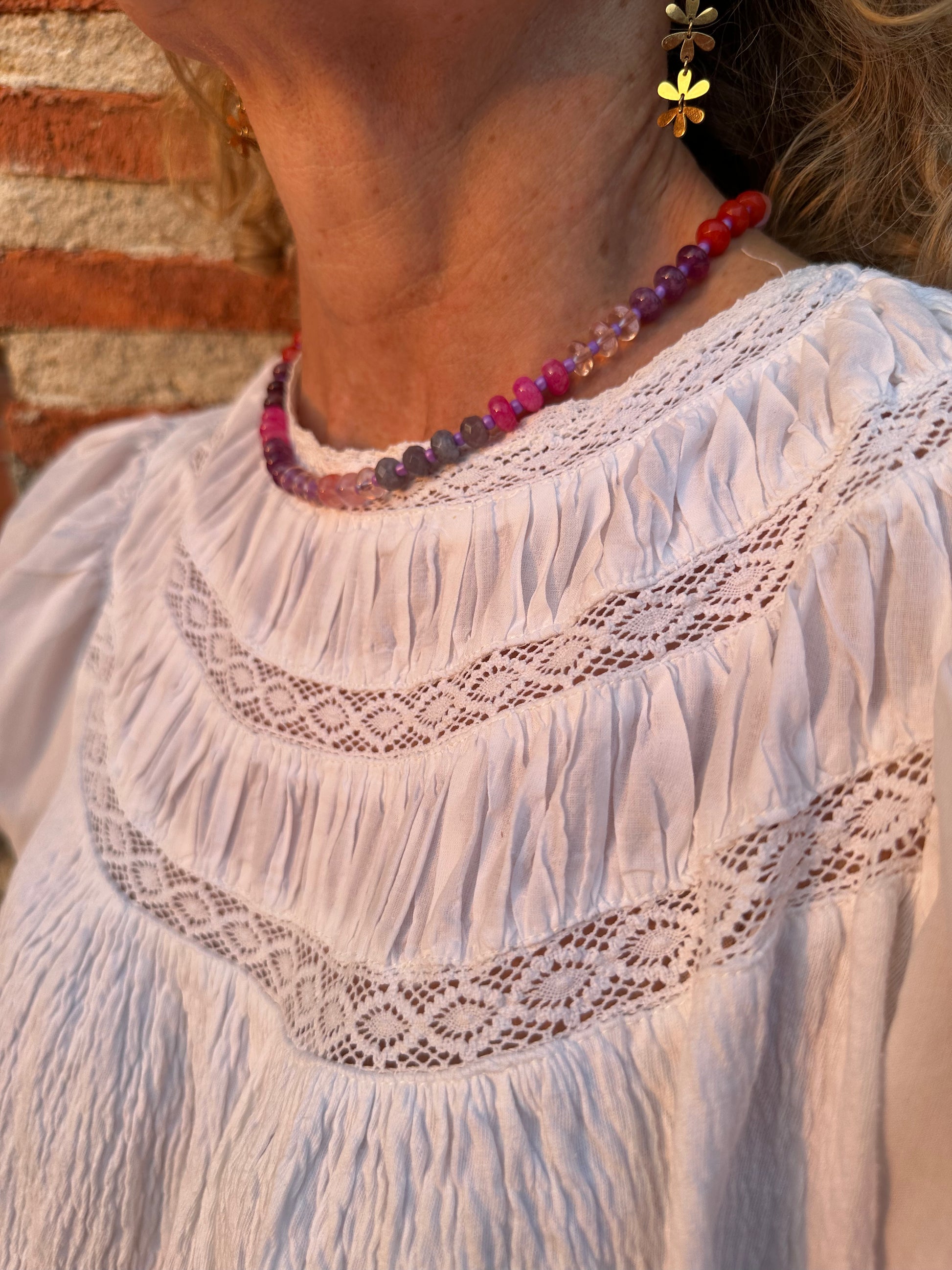 Collar con piedras en tonos rosas, rojos y morados muy especial, con alargadera de acero inoxidable.